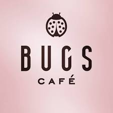Kumbang kepik sederhana digambarkan di atas tulisan "BUGS CAFÉ" pada latar belakang merah muda gradasi, bergaya logo minimalis.