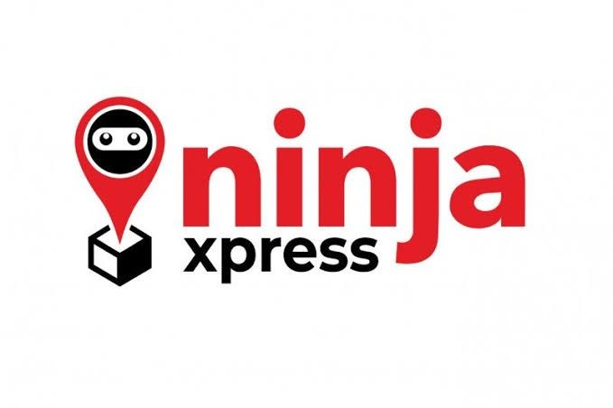 Pin lokasi merah bergambar wajah ninja menandai sebuah kotak paket, disertai tulisan "ninja xpress" berwarna merah dan hitam pada latar putih.