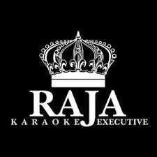 Mahkota bergaya dekoratif menonjol di atas tulisan "RAJA" berhuruf kapital; teks kecil "KARAOKE EXECUTIVE" berada di bawah, semua berwarna putih di latar hitam.