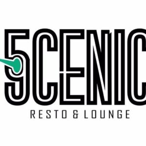 Tulisan "SCENIC" bergaya tebal menonjol, dengan elemen sendok hijau menyatu pada huruf pertama; ditempatkan di latar putih, disertai teks kecil "RESTO & LOUNGE" di bawah.