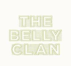 Tulisan "THE BELLY CLAN" bergaya tipografi bertumpuk dengan garis kontur dan pola titik berwarna hijau muda, ditempatkan di tengah latar belakang krem polos.